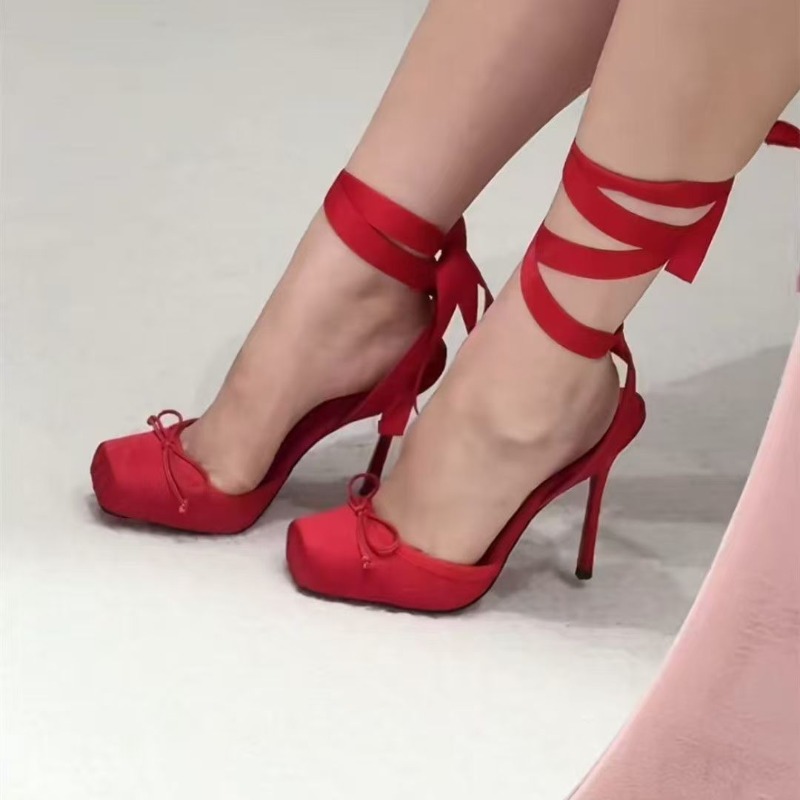 أحذية حمراء بكعب عالٍ، حذاء نس - مراجعة Ankle Strap Heels وسعره