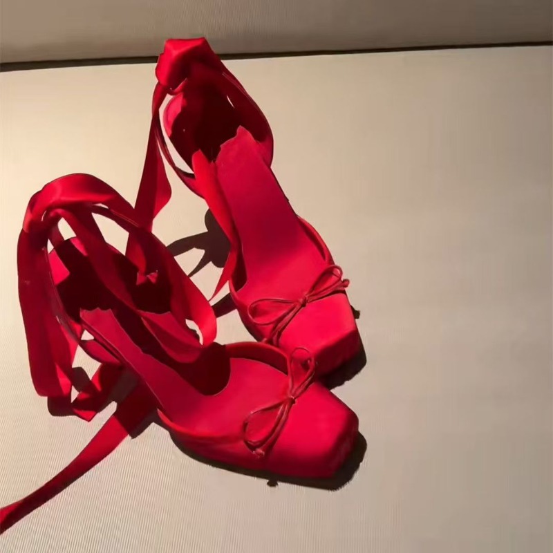 أحذية حمراء بكعب عالٍ، حذاء نس - مراجعة Ankle Strap Heels وسعره